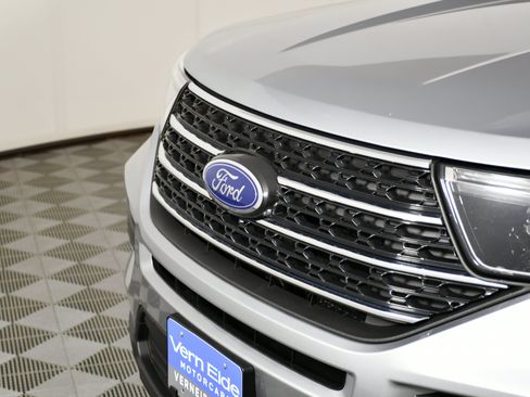 Used 2023 Ford Explorer XLT AWD/4WD image 11
