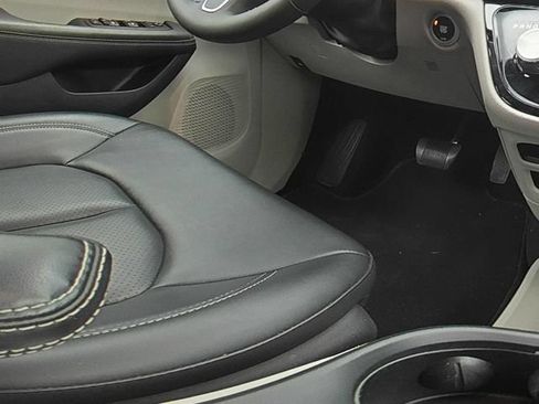 Used 2024 Chrysler Pacifica Touring-L FWD image 23