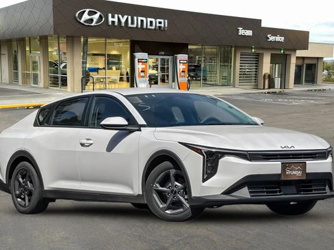Used 2025 Kia K4 FWD image 2