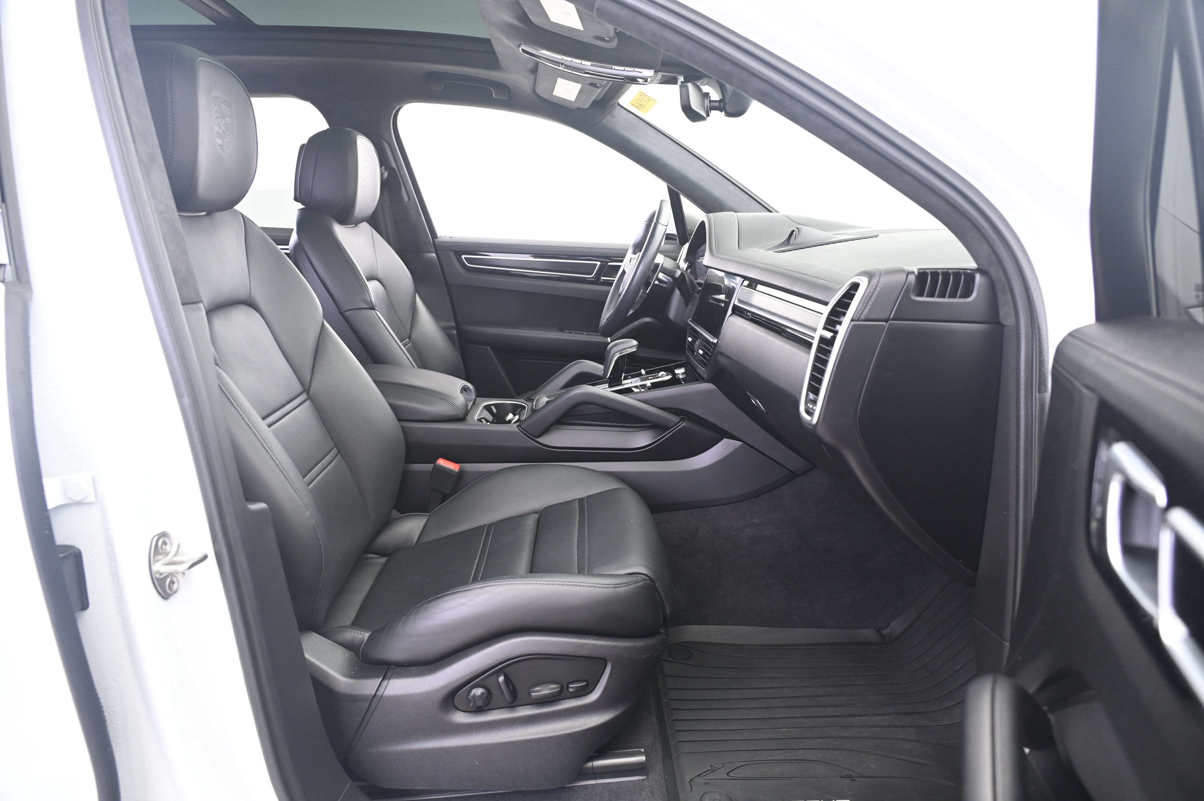Certified 2023 Porsche Cayenne GTS AWD/4WD image 23
