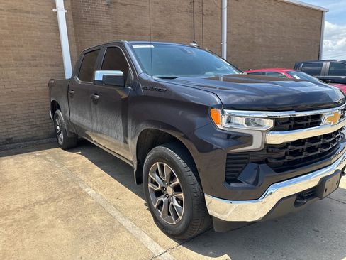 Used 2022 Chevrolet Silverado 1500 LT AWD/4WD image 3