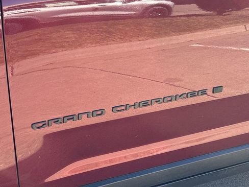 Used 2025 Jeep Grand Cherokee Altitude AWD/4WD image 32