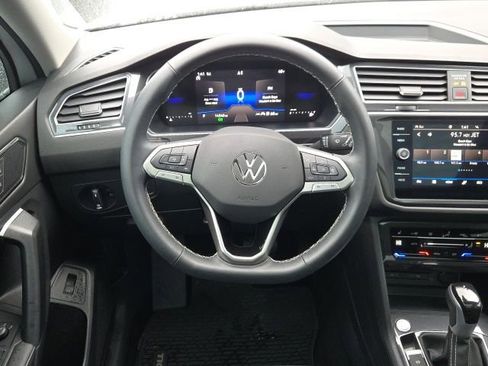 Used 2024 Volkswagen Tiguan SE image 2