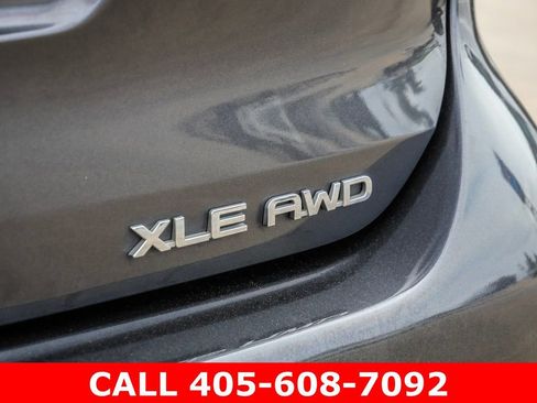 Used 2021 Toyota Highlander XLE AWD/4WD image 11