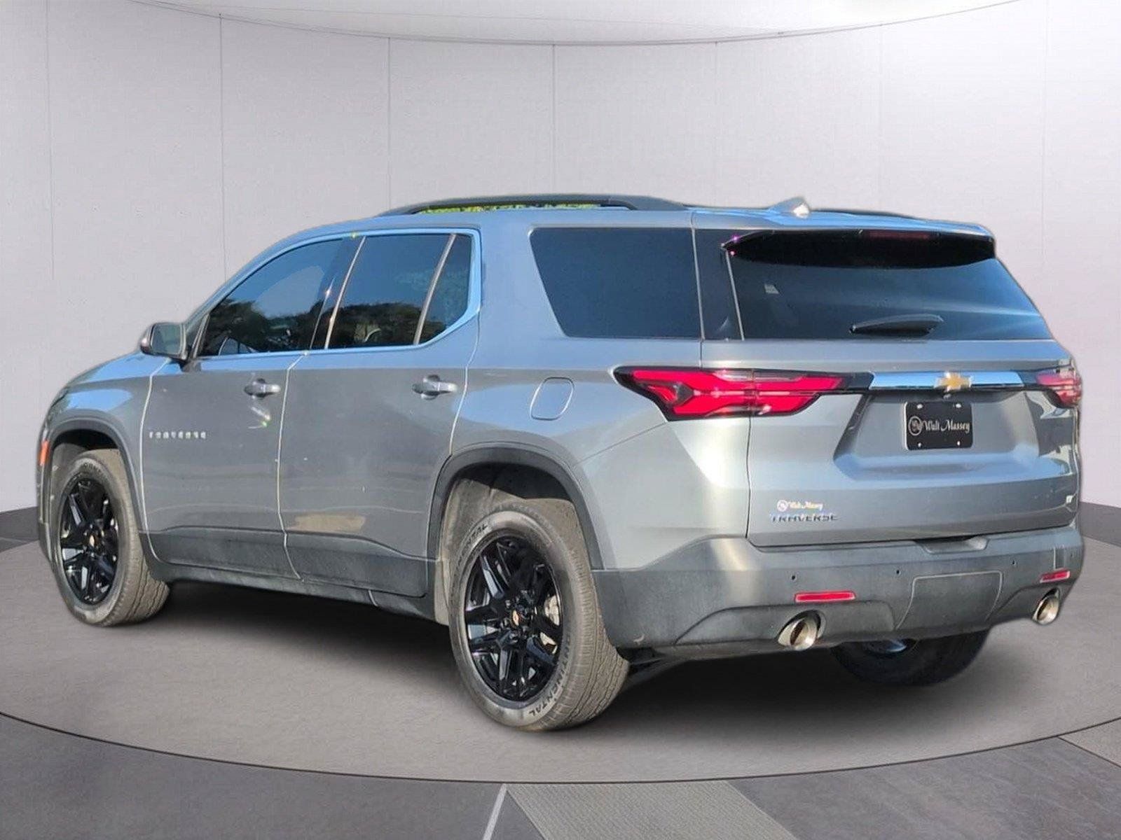 Used 2023 Chevrolet Traverse LT FWD image 3
