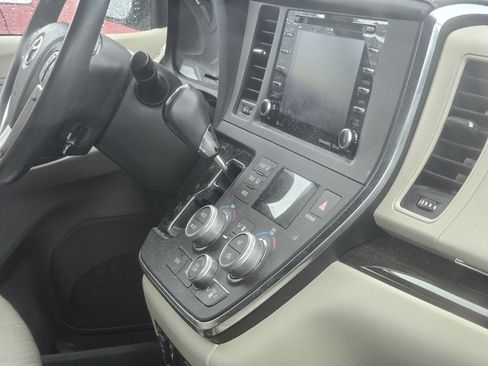 Used 2018 Toyota Sienna XLE w/ XLE Navigation Package FWD image 14