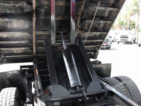 Used 2016 Ford F550 2WD Regular Cab Super Duty image 12