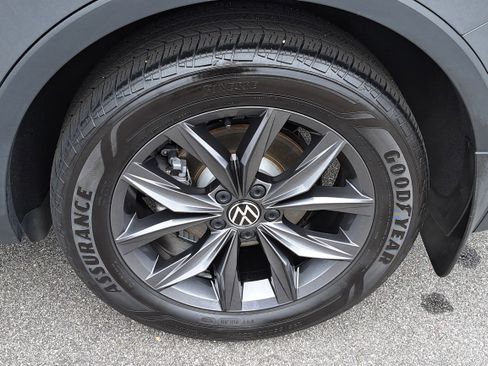 Certified 2023 Volkswagen Tiguan SE w/ Panoramic Sunroof Package image 32