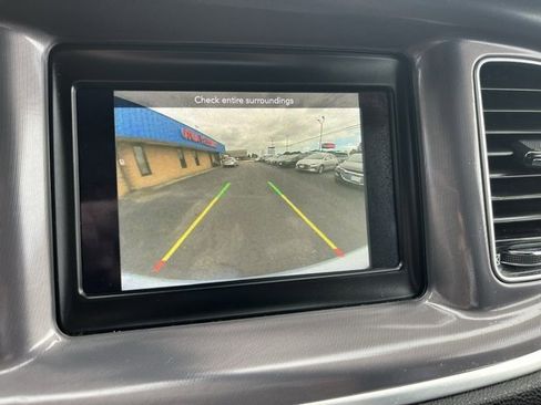 Used 2019 Dodge Charger SXT image 2