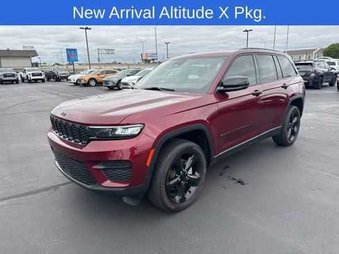 Used 2024 Jeep Grand Cherokee Altitude AWD/4WD image 9