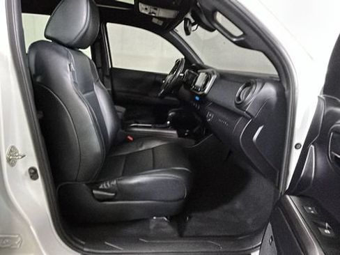 Used 2021 Toyota Tacoma TRD Sport w/ TRD Premium Sport Package AWD/4WD image 30
