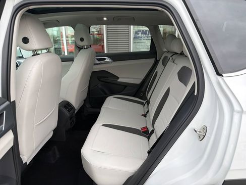 Certified 2025 Volkswagen Taos SE image 14