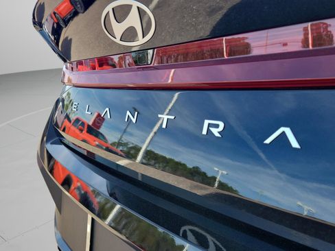 Used 2025 Hyundai Elantra Sport image 30