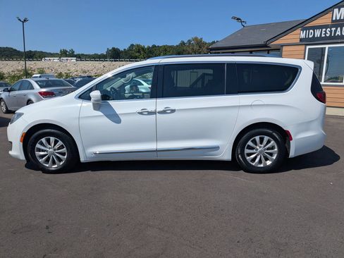 Used 2020 Chrysler Pacifica Touring-L FWD image 3