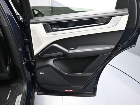 Certified 2024 Porsche Cayenne Coupe image 25
