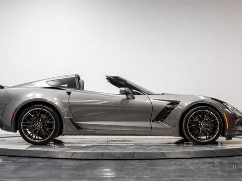 Used 2015 Chevrolet Corvette Z06 w/ 3LZ Preferred Equipment Group image 17