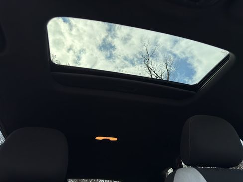 Used 2024 Chevrolet Trax RS w/ Sunroof Package FWD image 27
