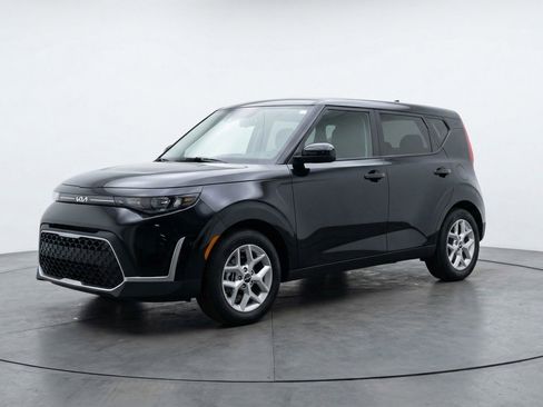 Used 2025 Kia Soul LX w/ LX Technology Package FWD image 3