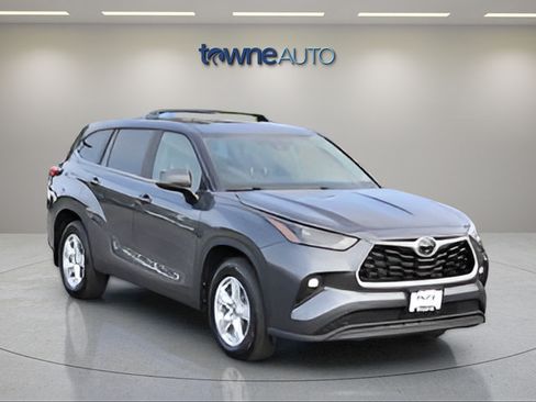 Used 2023 Toyota Highlander LE FWD image 9