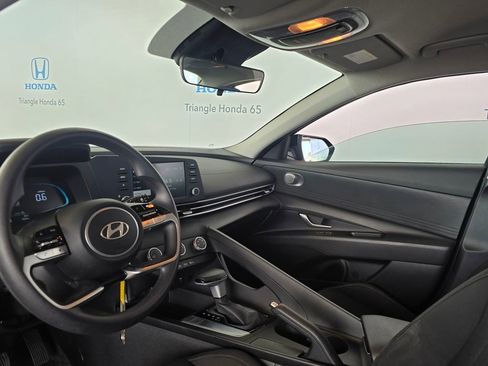 Used 2025 Hyundai Elantra SE FWD image 10