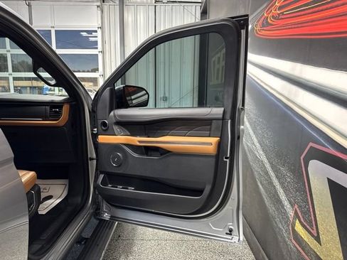 Used 2024 Ford Expedition Platinum AWD/4WD image 32