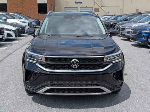 Used 2024 Volkswagen Taos SE w/ Panoramic Sunroof Package FWD image 8