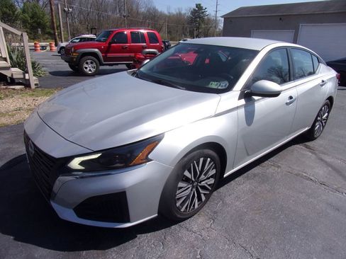 Used 2023 Nissan Altima 2.5 SV image 2