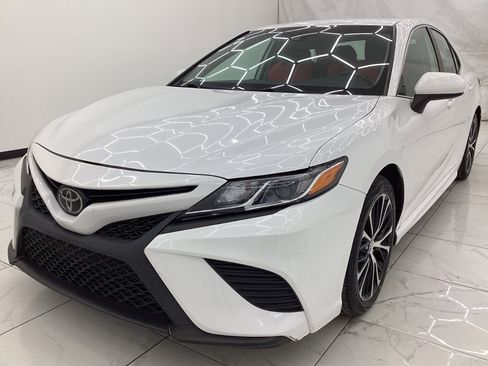 Used 2020 Toyota Camry SE image 1