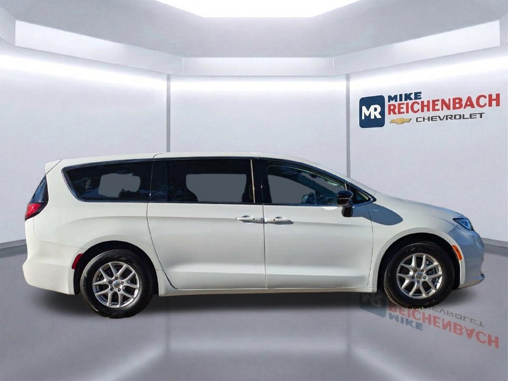 Used 2024 Chrysler Pacifica Touring-L FWD image 3