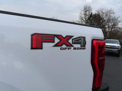 Used 2018 Ford F250 XLT w/ XLT Premium Package image 16