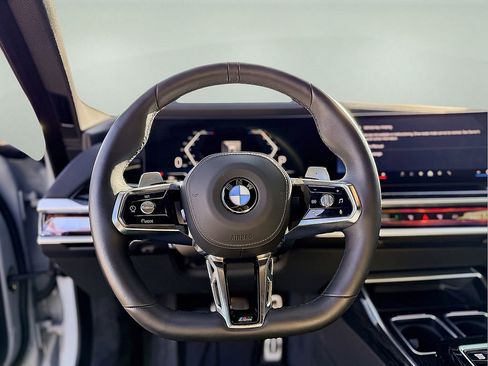 Used 2025 BMW 760i xDrive w/ Executive Package image 22