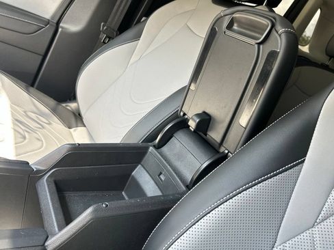 Certified 2025 Volkswagen Tiguan SE FWD image 39