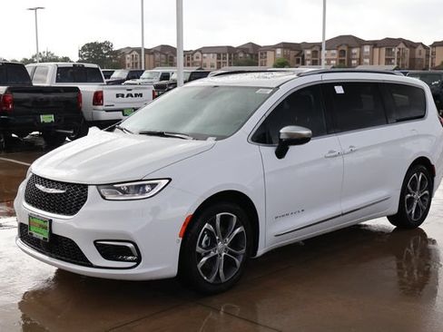 New 2026 Chrysler Pacifica Pinnacle FWD image 3