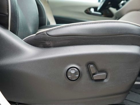 Used 2022 Chrysler Pacifica Limited FWD image 29