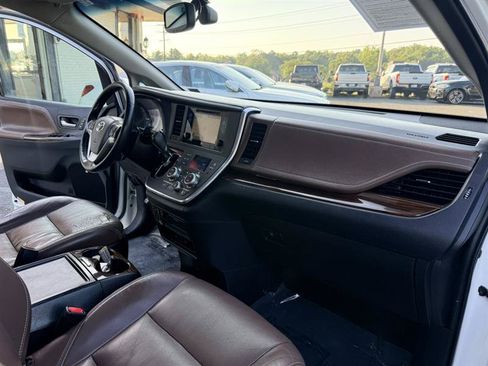 Used 2015 Toyota Sienna Limited Premium FWD image 12
