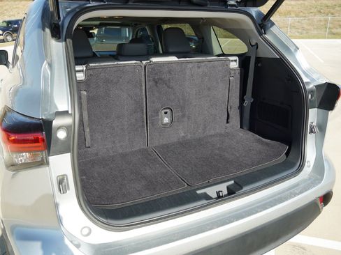 Used 2023 Toyota Highlander XLE image 32