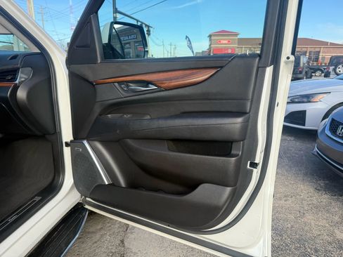 Used 2017 Cadillac Escalade ESV Luxury AWD/4WD image 24