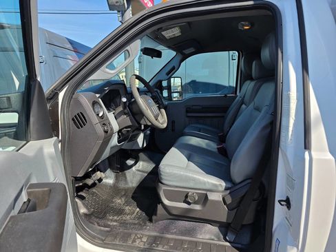 Used 2016 Ford F550 2WD Regular Cab Super Duty image 11