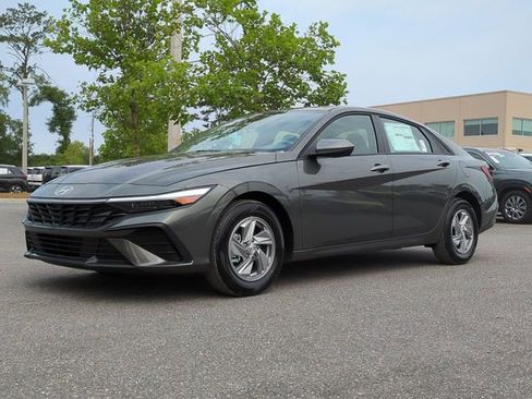 New 2026 Hyundai Elantra SE FWD image 2