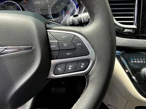 Used 2024 Chrysler Pacifica Touring-L FWD image 14