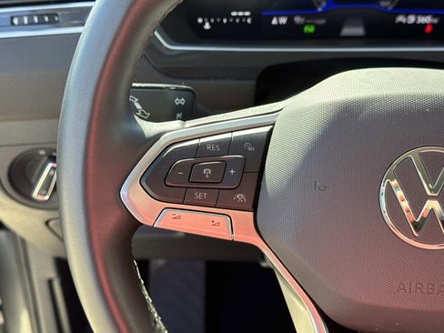 Used 2024 Volkswagen Tiguan SE image 23