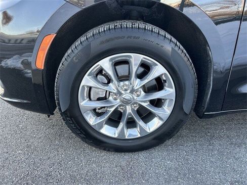 Used 2022 Chrysler Pacifica Touring-L image 10