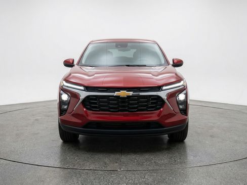 Used 2025 Chevrolet Trax LT FWD image 2