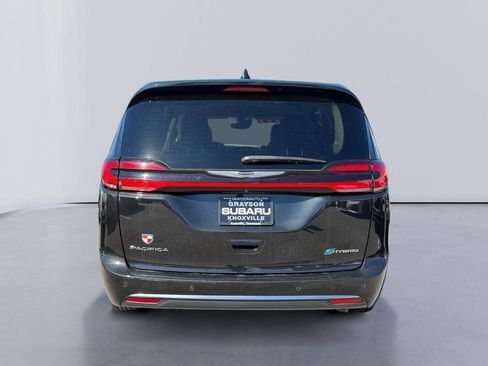 Used 2023 Chrysler Pacifica Touring-L image 4