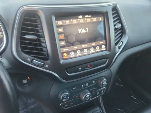 Used 2019 Jeep Cherokee Trailhawk w/ Cold Weather Group image 13