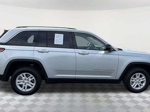 Used 2023 Jeep Grand Cherokee Laredo RWD image 4