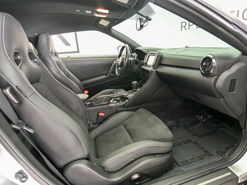 Used 2024 Nissan GT-R Premium w/ Floor Mat Package AWD/4WD image 16