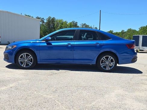 Used 2023 Volkswagen Jetta SE FWD image 2