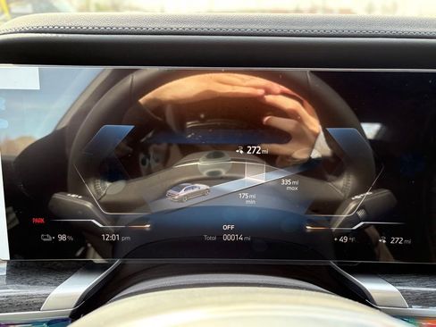 Used 2025 BMW i7 xDrive60 w/ Premium Package image 28