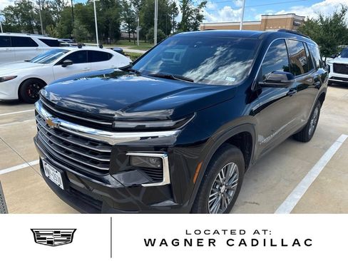 Used 2025 Chevrolet Traverse LT w/ Driver Confidence Package FWD image 1